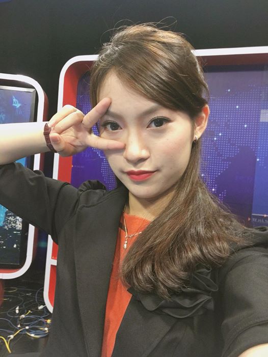 co-gai-ban-7-thu-tieng-khanh-vy-da-tro-thanh-mc-thoi-su-quoc-te