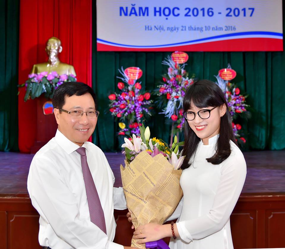 co-gai-ban-7-thu-tieng-khanh-vy-da-tro-thanh-mc-thoi-su-quoc-te