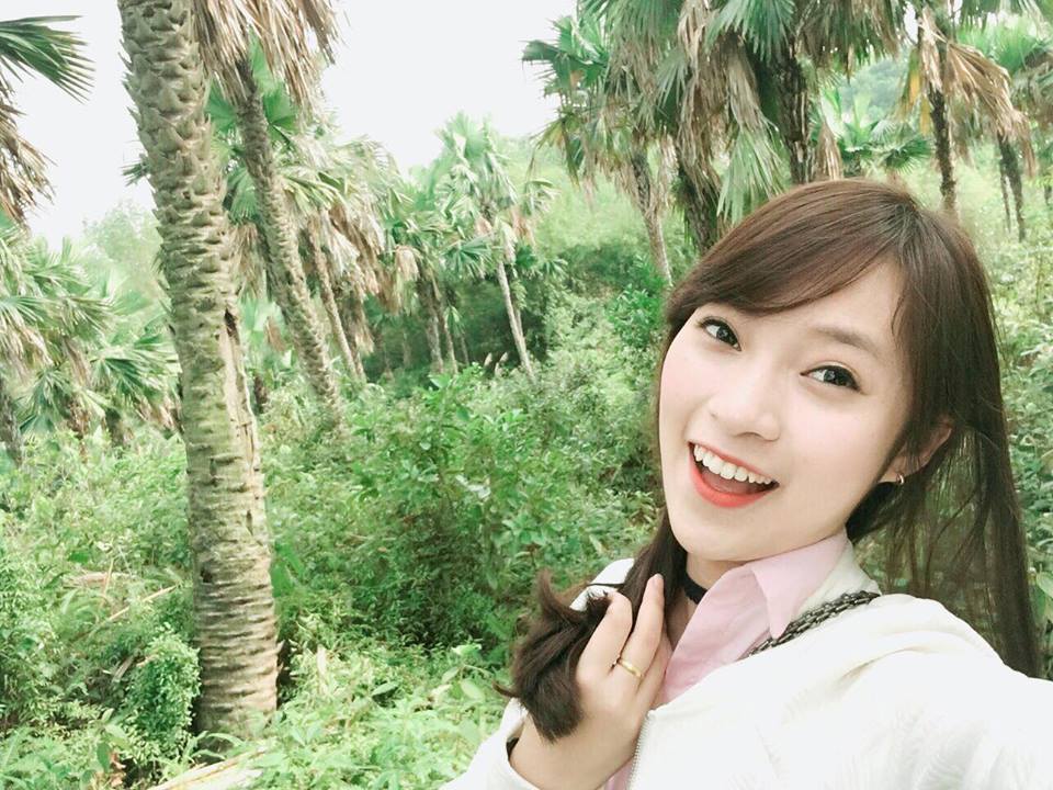 co-gai-ban-7-thu-tieng-khanh-vy-da-tro-thanh-mc-thoi-su-quoc-te