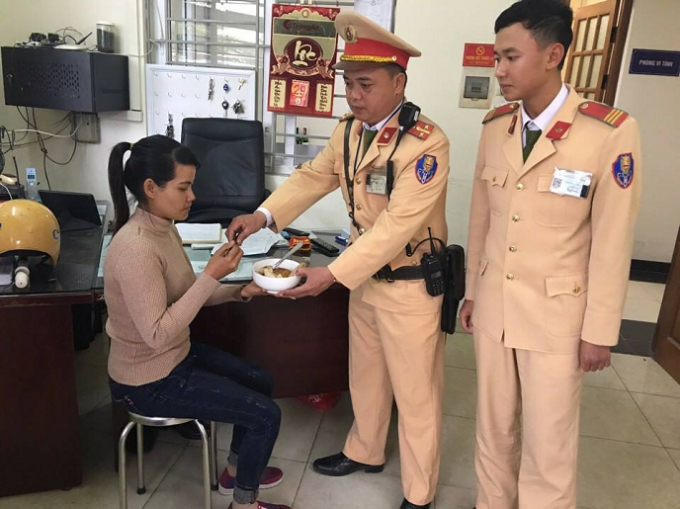 nghia-cu-cao-dep-cua-csgt-ha-noi-dip-tet-dinh-dau
