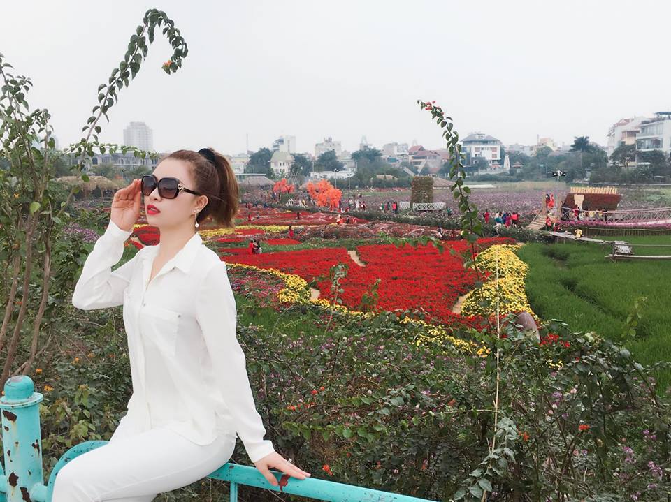 di-le-phu-tranh-thu-selfie-voi-thung-lung-hoa-giua-long-ha-noi