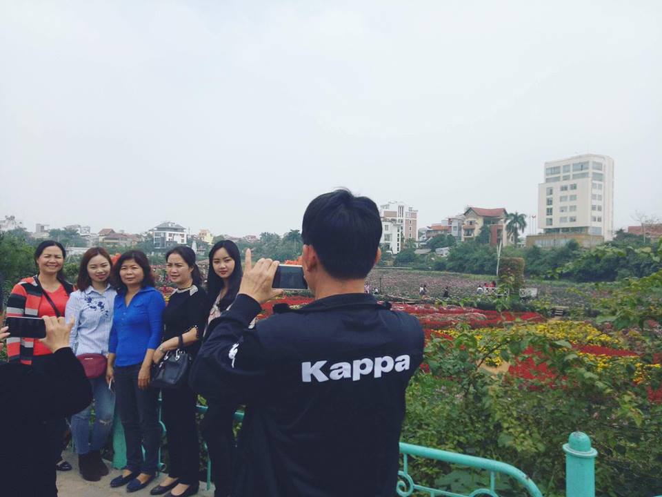 di-le-phu-tranh-thu-selfie-voi-thung-lung-hoa-giua-long-ha-noi