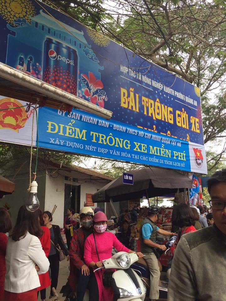 hanh-dong-nay-khien-du-khach-thich-thu-khi-di-phu-tay-ho-ngay-tet