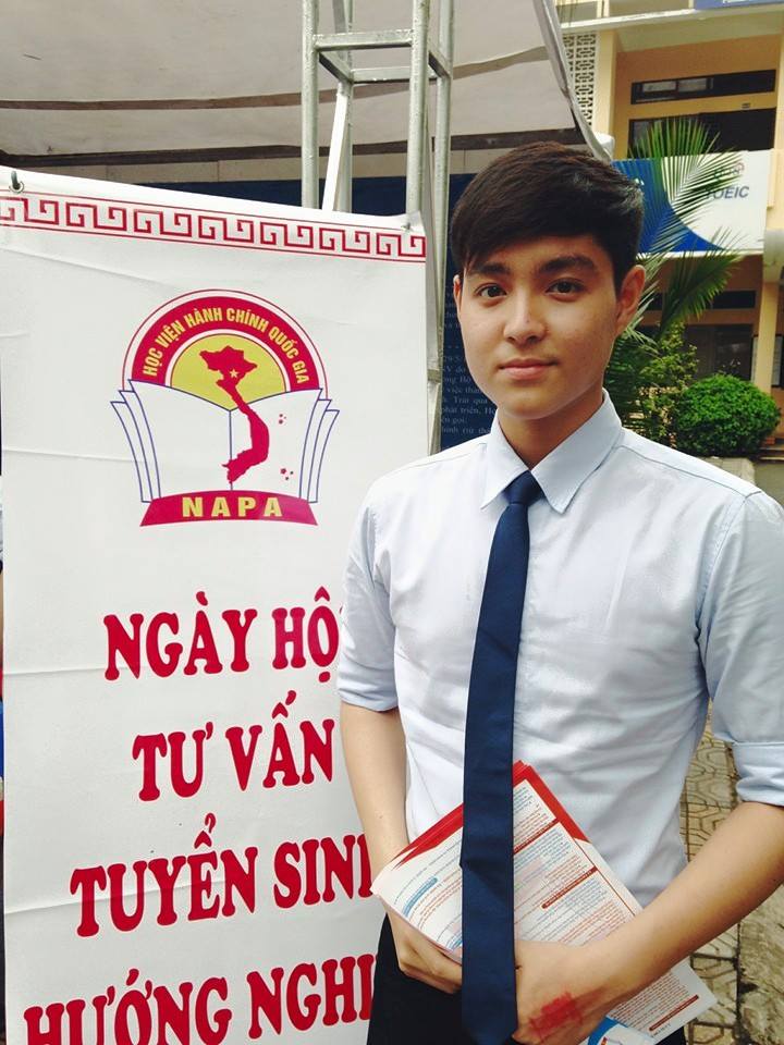 gap-go-bi-thu-co-nu-cuoi-toa-nang-hot-nhat-hoc-vien-hanh-chinh