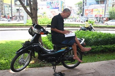 co-gai-hon-3-nam-chay-xe-om-cho-khach-du-lich-de-hoc-tieng-anh