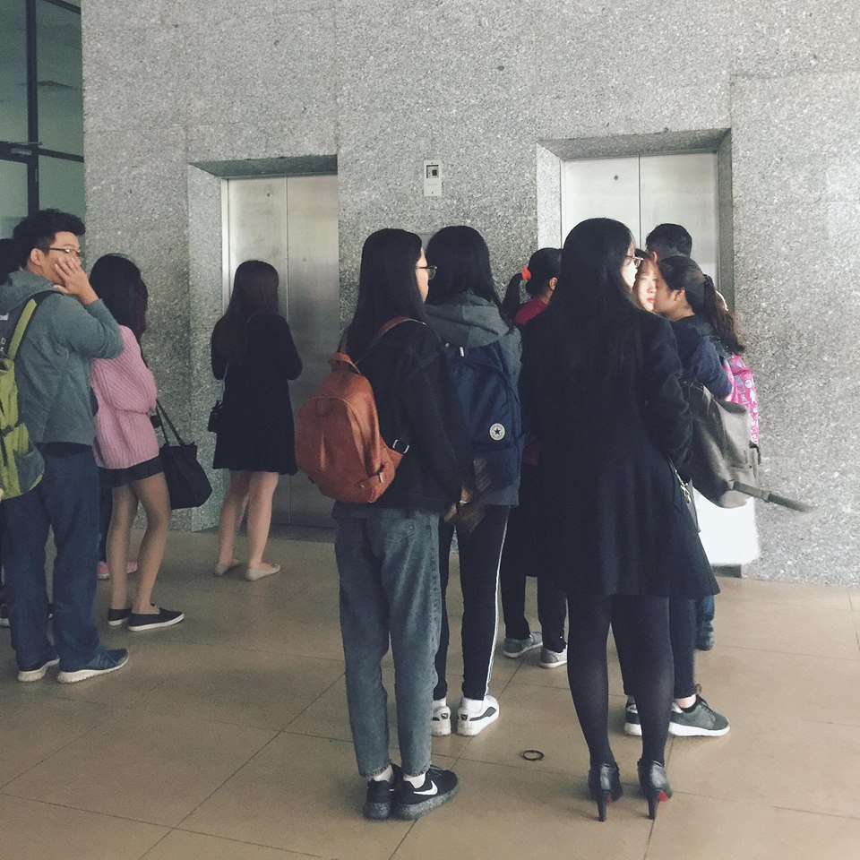 can-gi-phai-sang-nhat-cu-nhin-van-hoa-xep-hang-o-dai-hoc-ngoai-thuong