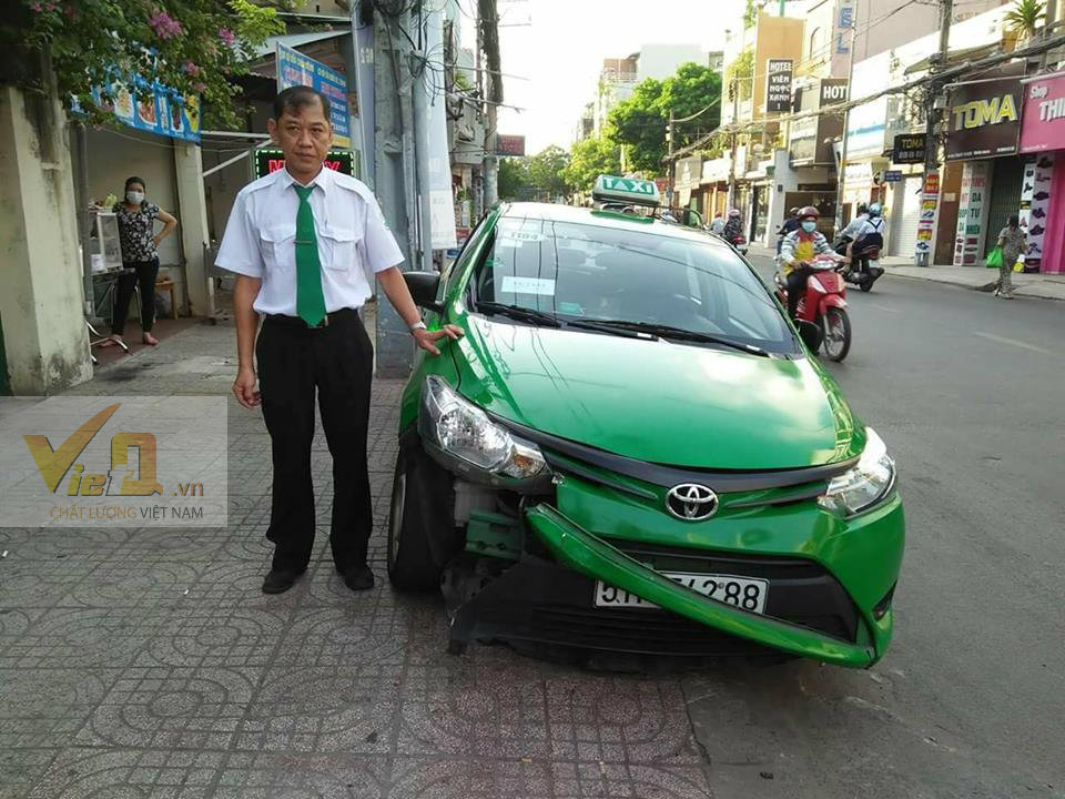 chan-dung-tai-xe-taxi-mai-linh-dam-ha-guc-hai-ten-cuop
