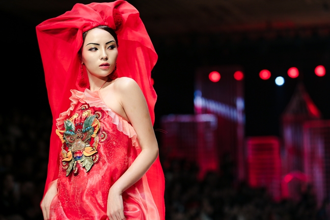 hoa-hau-ky-duyen-dep-mong-mi-nhu-nguoi-say-tai-tuan-le-thoi-trang-quoc-te