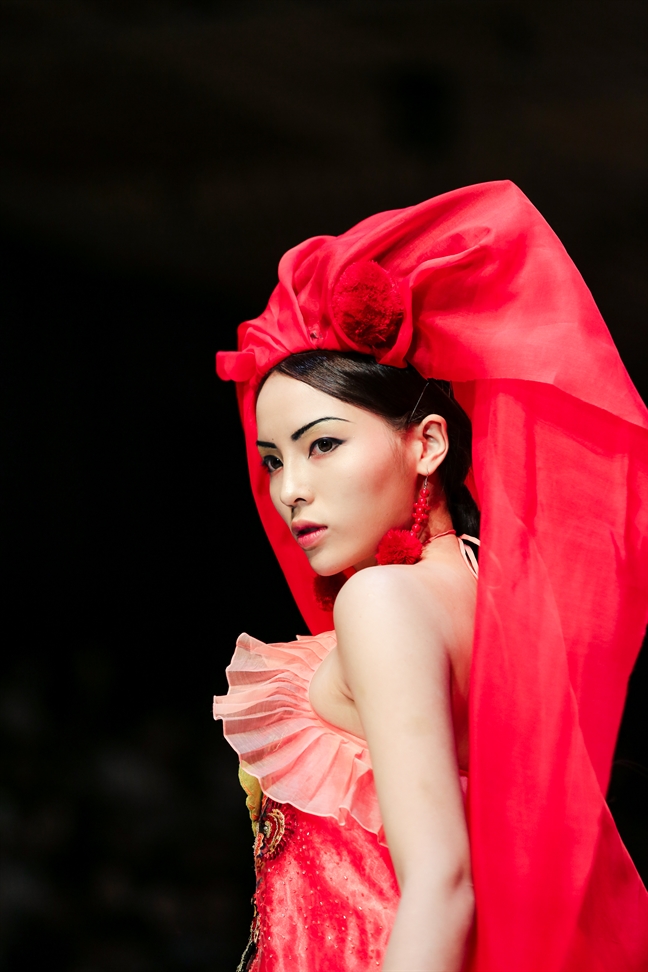 hoa-hau-ky-duyen-dep-mong-mi-nhu-nguoi-say-tai-tuan-le-thoi-trang-quoc-te