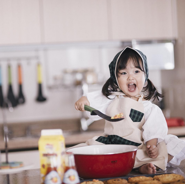 Khoa học đ&atilde; chứng minh: Bố mẹ đẹp thường sinh con g&aacute;i