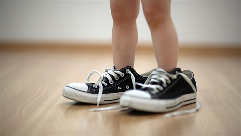 Mẹ mua gi&agrave;y rộng để 'trừ hao', kh&ocirc;ng ngờ hại con cả đời
