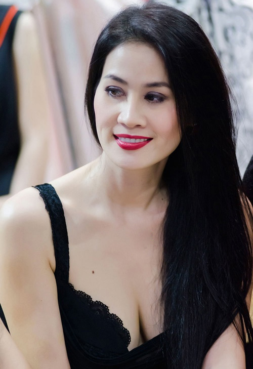 Nghệ sĩ Việt hủy kết bạn, đ&ograve;i 'tẩy chay' Hương Giang Idol v&igrave; x&uacute;c phạm nghệ sĩ Trung D&acirc;n
