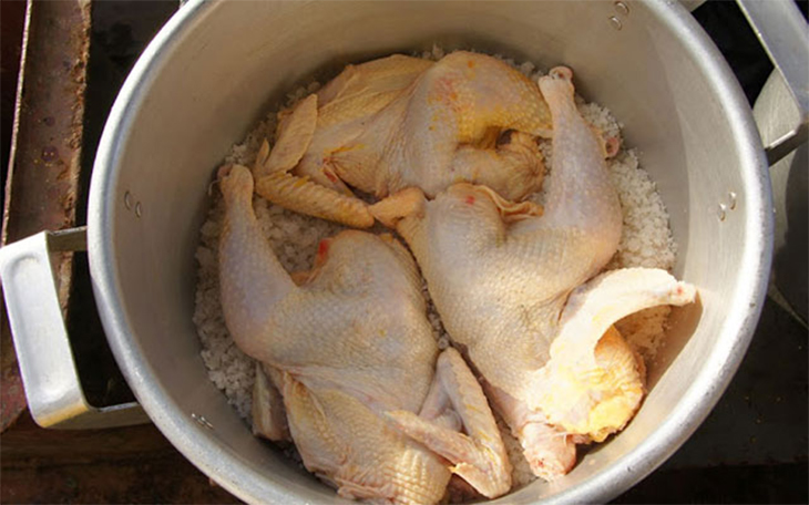 Luộc g&agrave; kh&ocirc;ng cần nước vẫn v&agrave;ng ươm, ngọt thịt chỉ với gia vị n&agrave;y