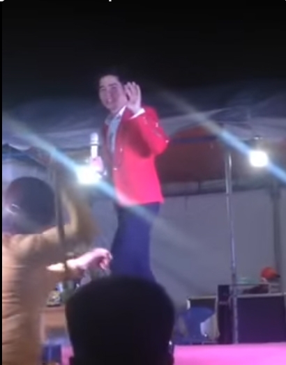 Đến trễ 2 tiếng, Lưu Ch&iacute; Vỹ bị kh&aacute;n giả đuổi đ&aacute;nh, bầu show chửi 'thậm tệ'