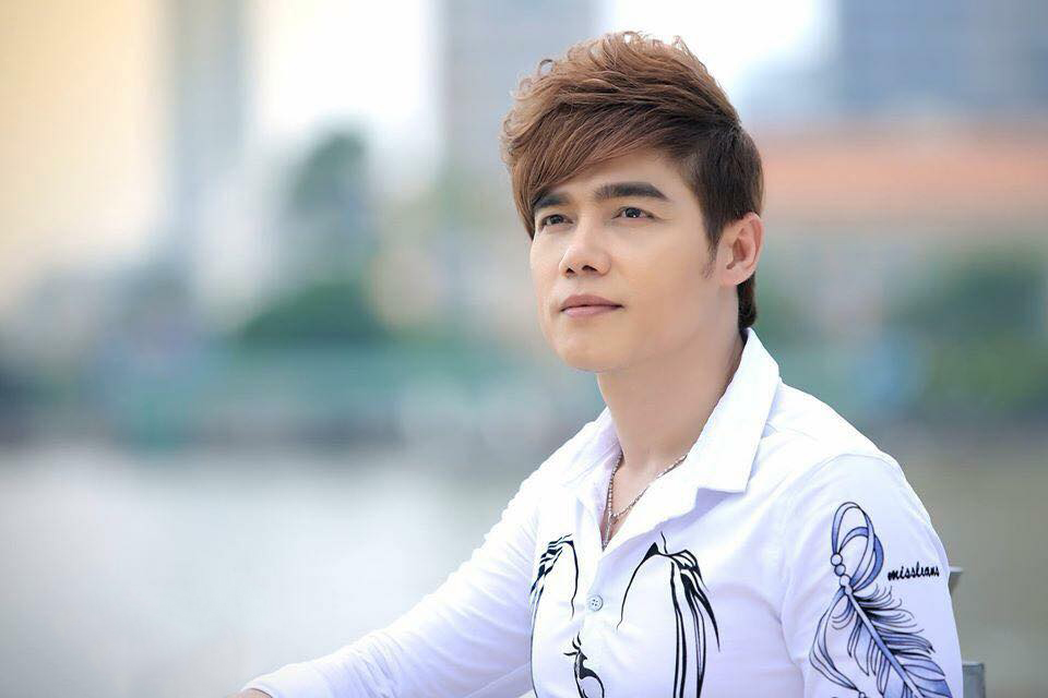 Đến trễ 2 tiếng, Lưu Ch&iacute; Vỹ bị kh&aacute;n giả đuổi đ&aacute;nh, bầu show chửi 'thậm tệ'
