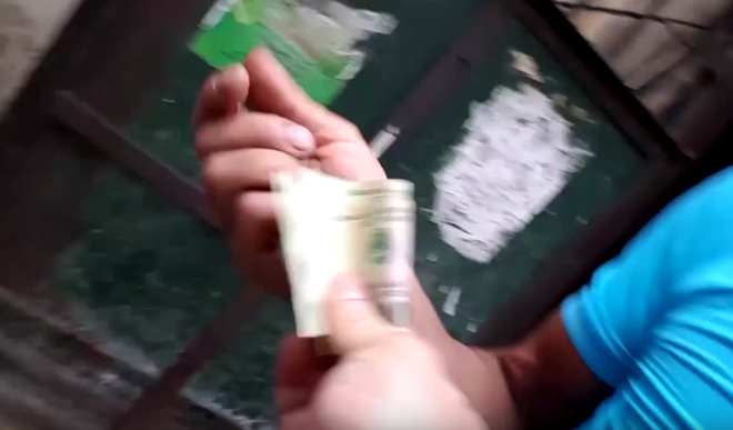 'Chặt ch&eacute;m' ở H&agrave; nội: Đ&aacute;nh gi&agrave;y 30 ngh&igrave;n, tự &yacute; kh&acirc;u gi&agrave;y rồi th&ograve; tay v&agrave;o v&iacute; kh&aacute;ch lấy 300 ngh&igrave;n