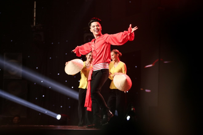 Thần tượng Bolero: Kh&aacute;n giả ch&ecirc; thảm họa, HLV khen kh&ocirc;ng tiếc lời