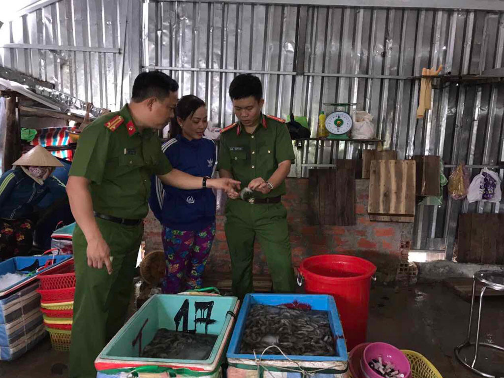 Bạc Li&ecirc;u: Bắt quả tang 2 cơ sở bơm tạp chất v&agrave;o t&ocirc;m để tăng trọng