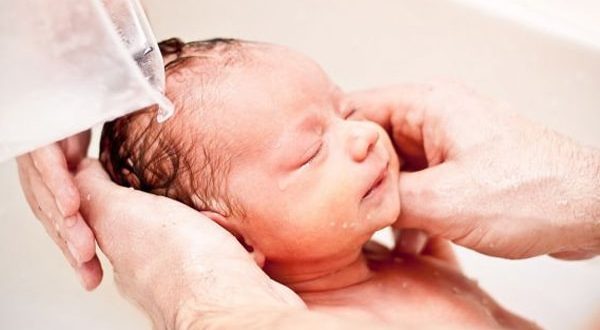 Mẹ thiếu hiểu biết tắm sai c&aacute;ch kh&ocirc;ng ngờ hại con cả đời