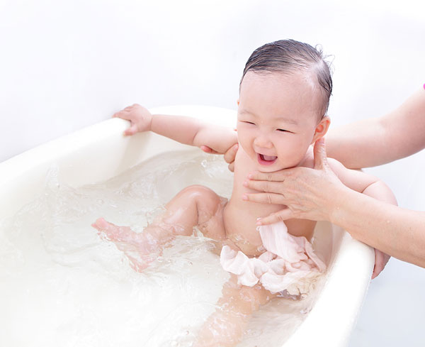 Mẹ thiếu hiểu biết tắm sai c&aacute;ch kh&ocirc;ng ngờ hại con cả đời