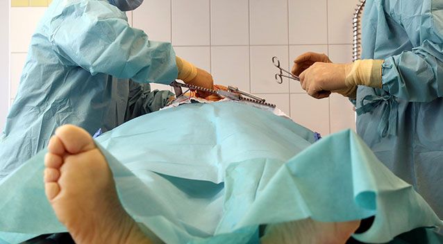 Cắt nhầm tinh ho&agrave;n bệnh nh&acirc;n, b&aacute;c sĩ vội đem đi đ&ocirc;ng lạnh