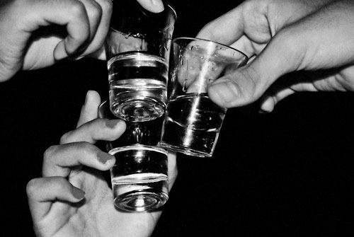 T&aacute;c hại kinh ho&agrave;ng của rượu pha cồn c&ocirc;ng nghiệp v&agrave; c&aacute;ch đơn giản để nhận biết