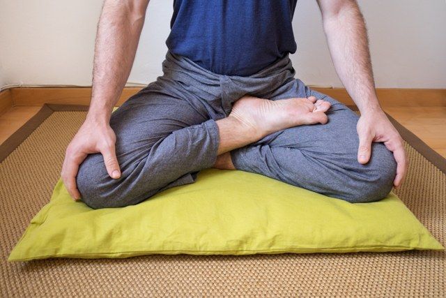 Ngồi thế n&agrave;y 10 ph&uacute;t đầu ng&agrave;y đổi lấy 10 năm tuổi thọ, kiểu ngồi thứ 4 ai cũng l&agrave;m được