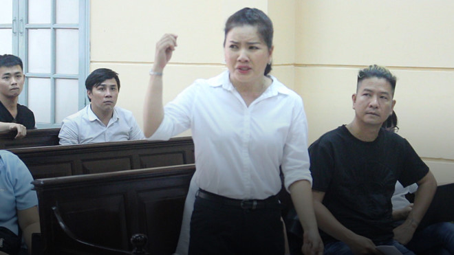 Ngọc Trinh kh&oacute;c nức nở tại t&ograve;a v&igrave; tranh chấp hợp đồng hợp t&aacute;c
