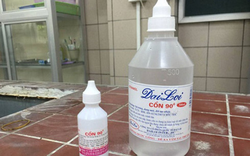 Tử vong sau uống cồn thay rượu, nghi vấn cồn y tế Đại Lợi chứa 88% methanol