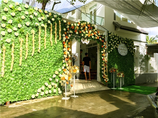 Hoa hậu Phạm Hương mặt mộc, d&eacute;p l&ecirc; tất bật chuẩn bị đ&aacute;m cưới