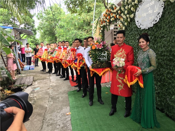 Hoa hậu Phạm Hương mặt mộc, d&eacute;p l&ecirc; tất bật chuẩn bị đ&aacute;m cưới