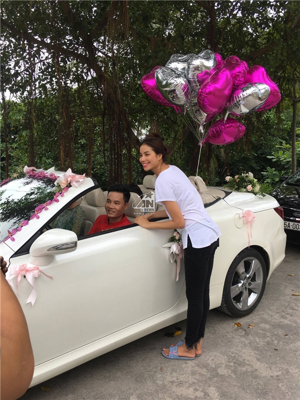  Phạm Hương ăn diện cực đơn giản trong đ&aacute;m cưới của em trai.