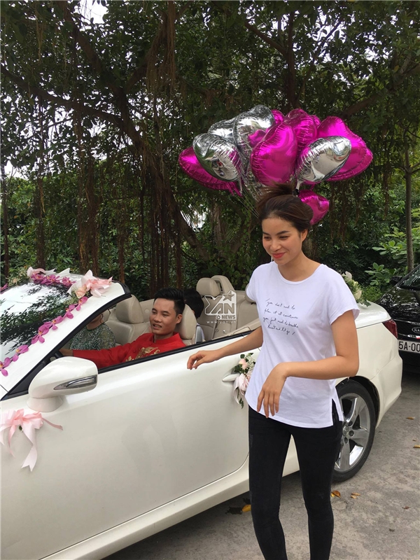 Phạm Hương ăn diện cực đơn giản trong đ&aacute;m cưới của em trai.