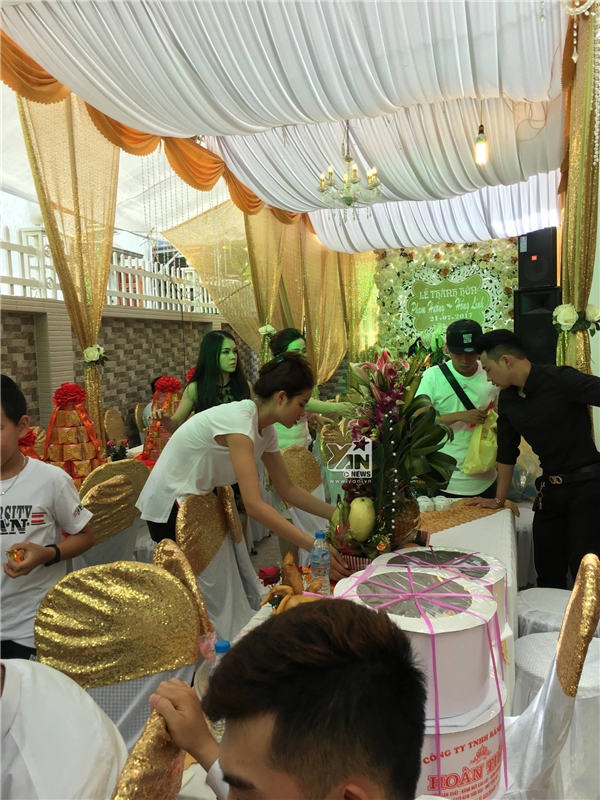  Phạm Hương ăn diện cực đơn giản trong đ&aacute;m cưới của em trai.