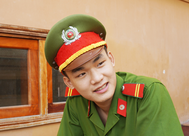 Hằng t&acirc;m sự, cũng v&igrave; sinh ra trong ho&agrave;n cảnh gia đ&igrave;nh bất hạnh như vậy n&ecirc;n em lu&ocirc;n tự nhủ m&igrave;nh phải nghị lực v&agrave; mạnh mẽ hơn gấp nhiều lần người thường. Với em, chỉ c&oacute; con đường học tập, phải học thật giỏi th&igrave; may ra mới c&oacute; thể gi&uacute;p đỡ được gia đ&igrave;nh phần n&agrave;o.  Trong kỳ thi THPT quốc gia năm nay, Hằng đăng k&yacute; 3 nguyện vọng v&agrave;o c&aacute;c trường: Đại học Y H&agrave; Nội, Đại học Y dược Huế v&agrave; Đại học Y đa khoa Huế.