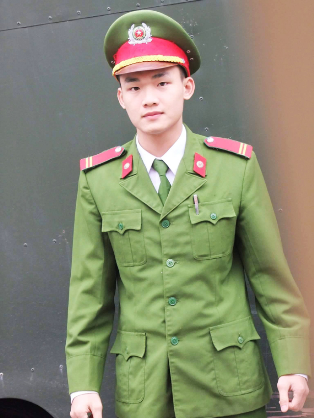 Hằng t&acirc;m sự, cũng v&igrave; sinh ra trong ho&agrave;n cảnh gia đ&igrave;nh bất hạnh như vậy n&ecirc;n em lu&ocirc;n tự nhủ m&igrave;nh phải nghị lực v&agrave; mạnh mẽ hơn gấp nhiều lần người thường. Với em, chỉ c&oacute; con đường học tập, phải học thật giỏi th&igrave; may ra mới c&oacute; thể gi&uacute;p đỡ được gia đ&igrave;nh phần n&agrave;o.  Trong kỳ thi THPT quốc gia năm nay, Hằng đăng k&yacute; 3 nguyện vọng v&agrave;o c&aacute;c trường: Đại học Y H&agrave; Nội, Đại học Y dược Huế v&agrave; Đại học Y đa khoa Huế.