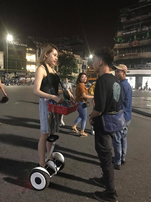 C&ocirc; g&aacute;i b&aacute;n kẹo rong khiến d&acirc;n mạng x&ocirc;n xao v&igrave; qu&aacute; xinh đẹp v&agrave;.. ăn chơi