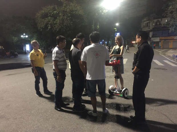 C&ocirc; g&aacute;i b&aacute;n kẹo rong khiến d&acirc;n mạng x&ocirc;n xao v&igrave; qu&aacute; xinh đẹp v&agrave;.. ăn chơi