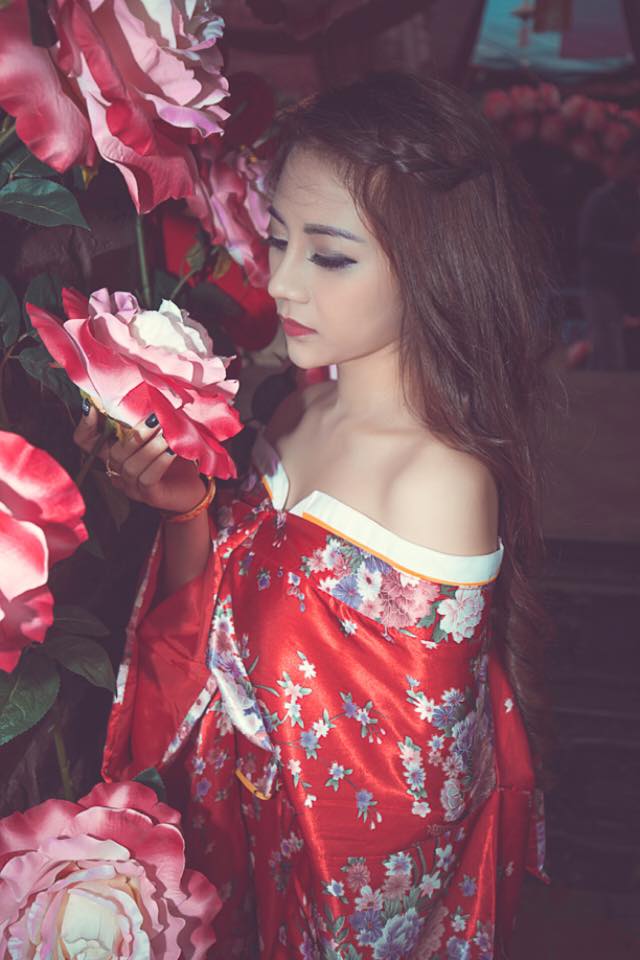 C&ocirc; g&aacute;i b&aacute;n kẹo rong khiến d&acirc;n mạng x&ocirc;n xao v&igrave; qu&aacute; xinh đẹp v&agrave;.. ăn chơi