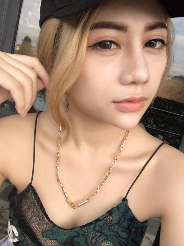 C&ocirc; g&aacute;i b&aacute;n kẹo rong khiến d&acirc;n mạng x&ocirc;n xao v&igrave; qu&aacute; xinh đẹp v&agrave;.. ăn chơi