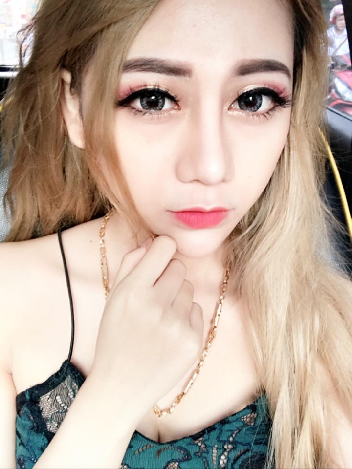 Cô gái bán kẹo rong khiến dân mạng xôn xao vì quá xinh đẹp và.. ăn chơi Cô gái bán kẹo rong khiến dân mạng xôn xao vì quá xinh đẹp và.. ăn chơi