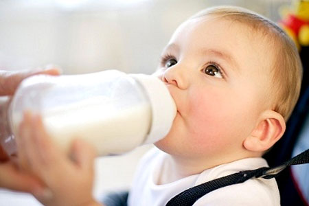 Mẹ đừng mắc sai lầm này khi pha sữa nếu không muốn 'tẩy ruột' con