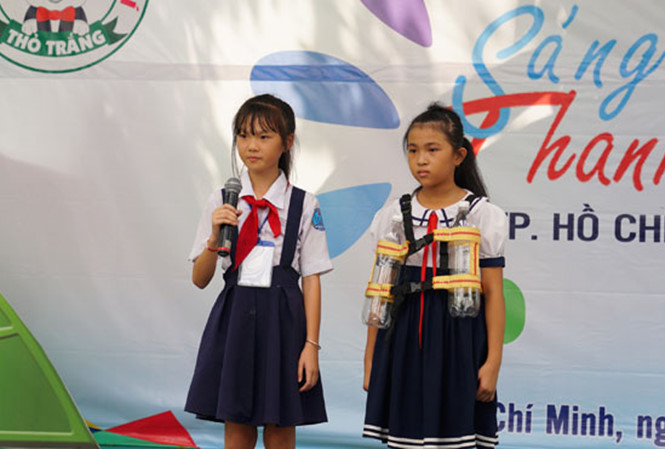 3 Học sinh lớp 5 chế tạo &aacute;o phao cứu sinh từ chai nhựa