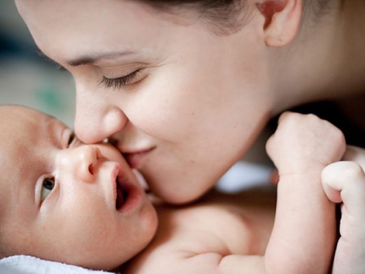 Bạn sẽ kh&ocirc;ng muốn người lạ &acirc;u yếm qu&aacute; mức hoặc thoải m&aacute;i chạm v&agrave;o con sau khi đọc b&agrave;i viết n&agrave;y!