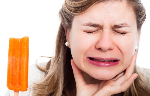 5 Dấu hiện tr&ecirc;n răng cảnh b&aacute;o bệnh nguy hiểm ai cũng n&ecirc;n biết