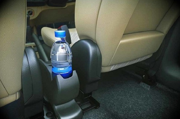 Cảnh b&aacute;o t&agrave;i xế: Tiện tay để chai nước lọc tr&ecirc;n ghế xe, một l&uacute;c sau &ocirc; t&ocirc; bốc kh&oacute;i