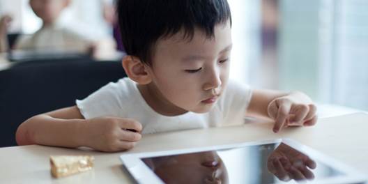 Trẻ c&oacute; nguy cơ bị tự kỉ, trầm cảm nếu mẹ vừa xem điện thoại vừa cho con b&uacute;