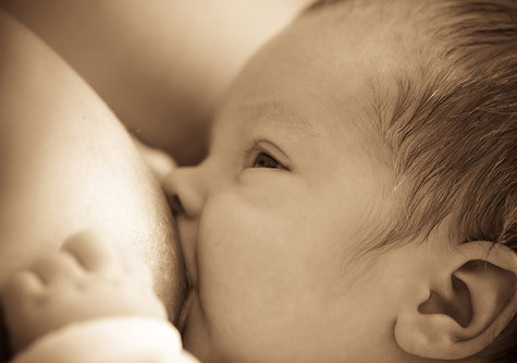 Trẻ c&oacute; nguy cơ bị tự kỉ, trầm cảm nếu mẹ vừa xem điện thoại vừa cho con b&uacute;
