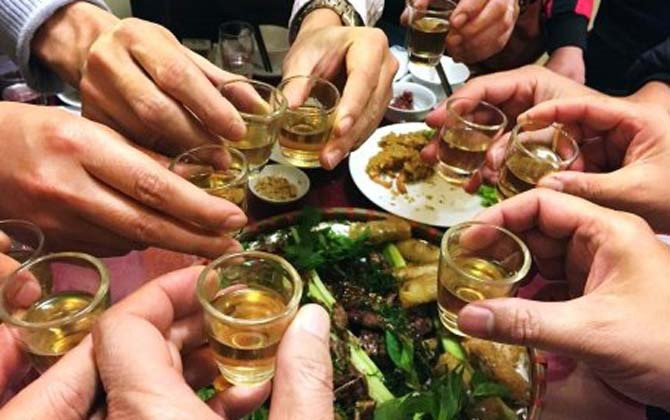 ''&Aacute;n mạng'' từ một ch&eacute;n rượu, gi&aacute;o sư cả đời kh&ocirc;ng qu&ecirc;n