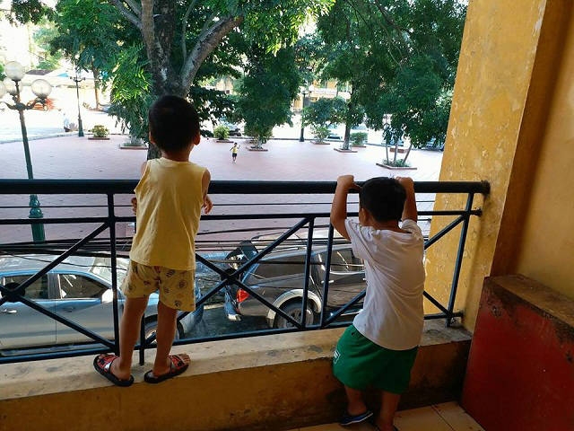 Con hay g&atilde;i ngứa, ăn g&igrave; cũng kh&ocirc;ng b&eacute;o, mẹ đưa đi kh&aacute;m mới t&aacute; hỏa v&igrave; ấu tr&ugrave;ng giun trong m&aacute;u